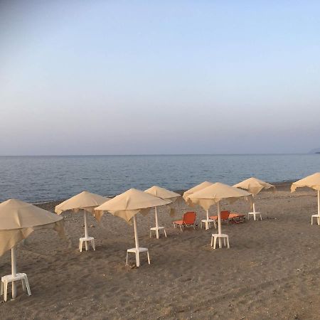 Stellar Beachhouse Gerani  ภายนอก รูปภาพ